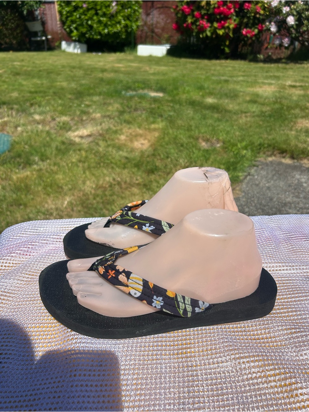 Kuailu Women’s Black Floral Strap Flip Flop Sandals Size 10.5